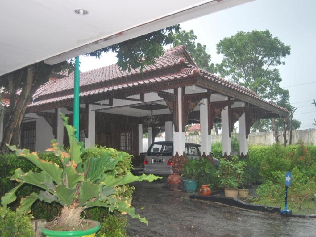 Sadinah Sahid Josodipuro Hotel Colomadu Buitenkant foto