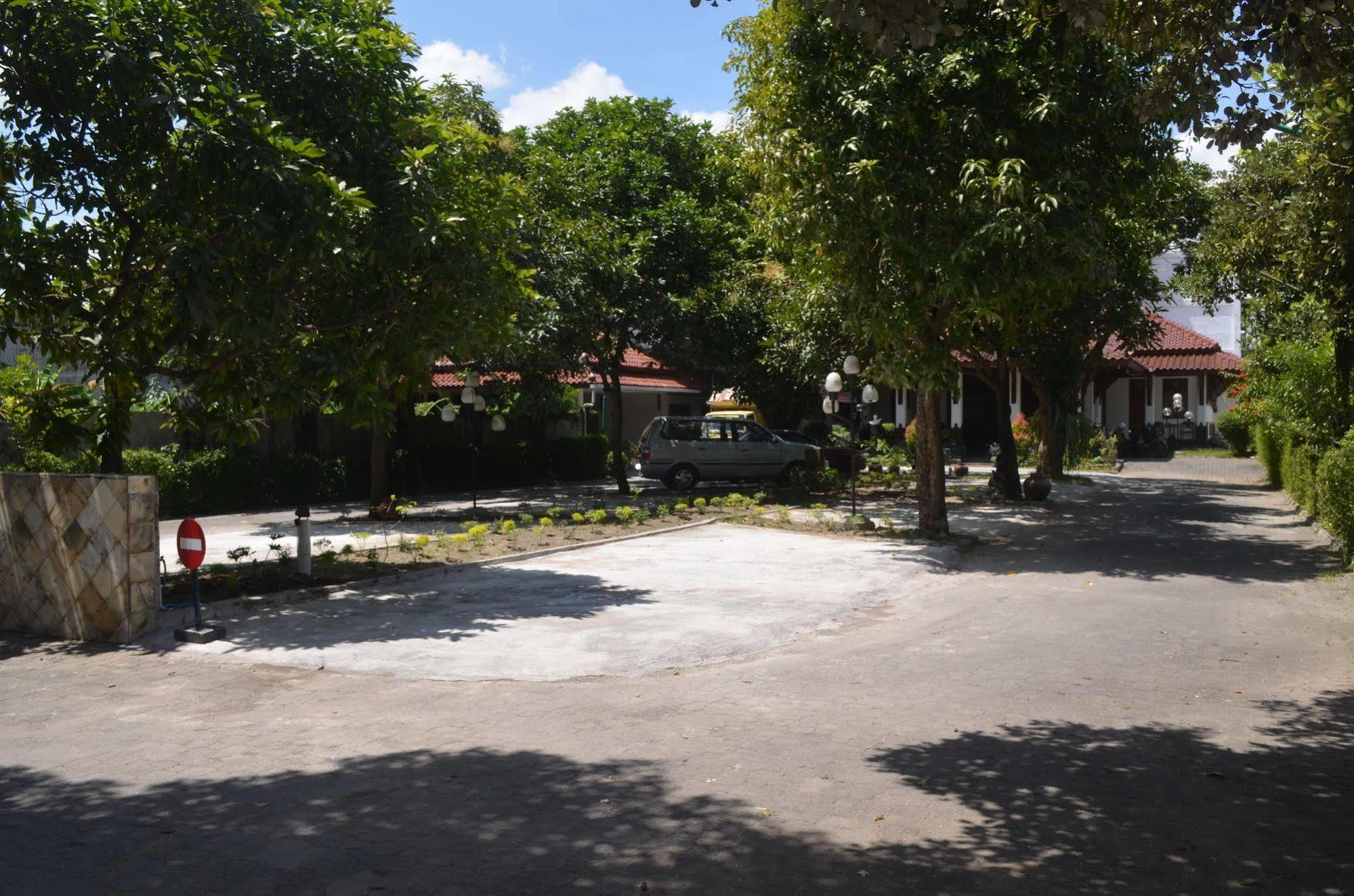 Sadinah Sahid Josodipuro Hotel Colomadu Buitenkant foto